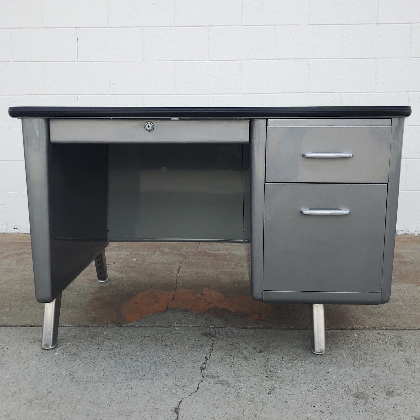 Single pedestal tanker desk deals